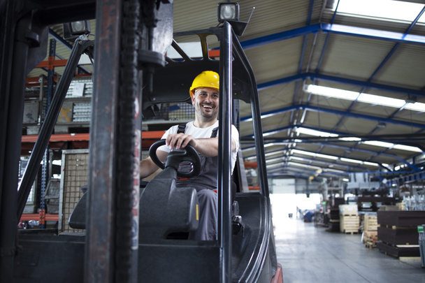 Macchina professionale per carrelli elevatori operante con conducente industriale nel magazzino della fabbrica. - Foto, immagini