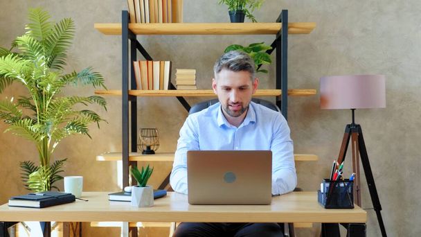 Liikemies freelancer toimii kauko etäisyys verkossa käyttää kannettavaa tietokonetta - Valokuva, kuva