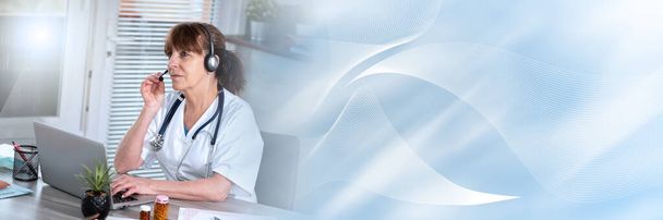 Портрет зрілої жінки-лікаря під час онлайн-медичної консультації; панорамний банер
 - Фото, зображення