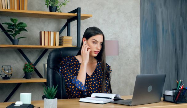 ホームオフィスの女性はウェブカメラチューターとのリモートオンラインビデオ会議コールを勉強 - 写真・画像
