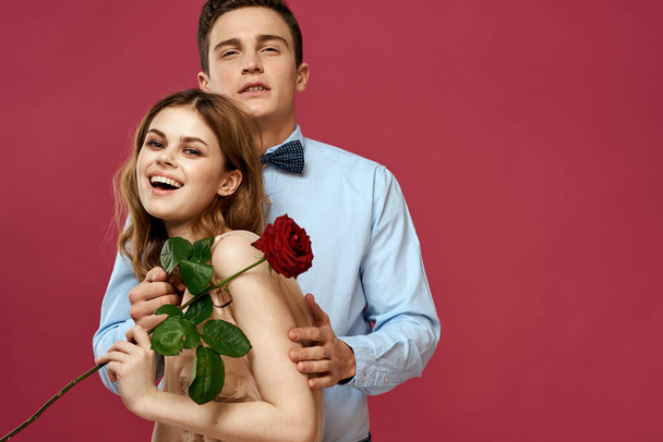 ženatý pár muž a žena romantika červená růže izolované pozadí dovolená květiny - Fotografie, Obrázek