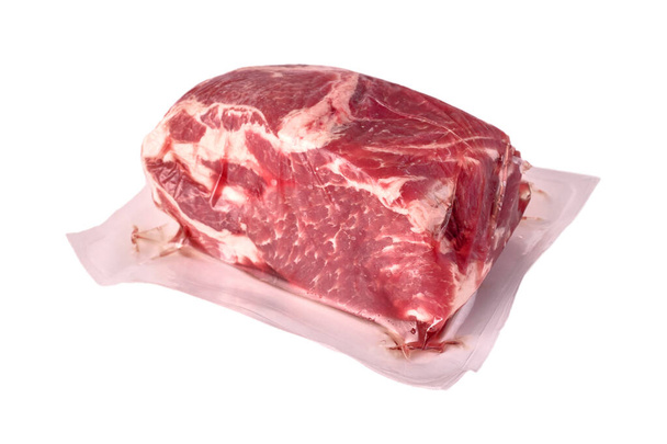 Surowe mięso, świeże wieprzowe pakowane próżniowo w polietylen, izolowane na białym tle. - Zdjęcie, obraz