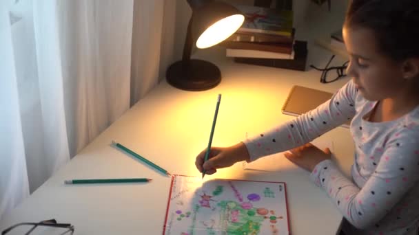 Aranyos okos általános iskolás lány tanul írni matek házi feladatot ül otthon asztal, imádnivaló csinos kis óvodás gyerek tanul egyedül jegyzetel, gyerekek általános iskolai oktatás koncepció - Felvétel, videó