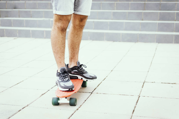 Підліток рухається на скейтборді через місто
 - Фото, зображення