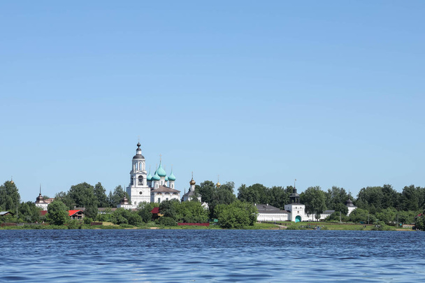 Yaroslavl. The Tolga monastery. Vvedensky Cathedral. 17th century. View from the river. Summer day. - Foto, afbeelding