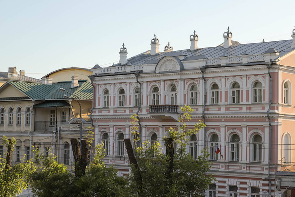 Yaroslavl. Tarihi binalar; 18.-19. yüzyıl; günbatımında güzel törensel binalar. Klasik mimari - Fotoğraf, Görsel