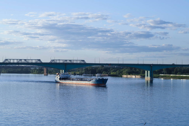 ship on the Volga river near the Spit of Yaroslavl. View from the Volga river embankment - Foto, afbeelding