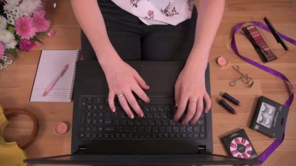 Propietario de un pequeño negocio de belleza trabaja desde casa usando una computadora portátil - Metraje, vídeo