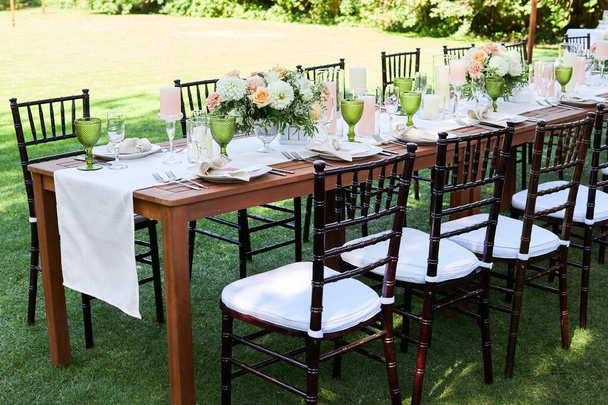 Великолепный свадебный стол с цветами - Фото, изображение