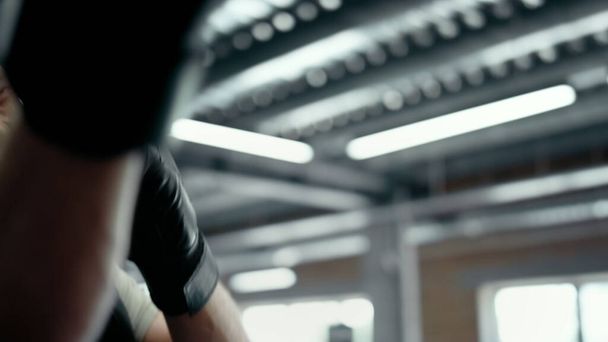 Επιθετική εκπαίδευση μαχητικών χτυπά στο δαχτυλίδι. Kickboxer κάνει χτυπήματα στο γυμναστήριο - Φωτογραφία, εικόνα