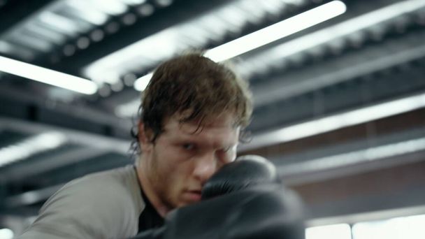Natürliches Kämpfertraining schlägt im Fitnesscenter ein. Kickboxer trainieren im Fitnessstudio - Foto, Bild