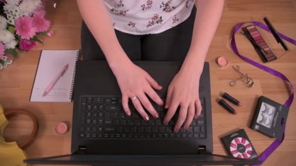 Inhaber einer kleinen Kosmetikfirma, die von zu Hause aus mit einem Laptop arbeitet - Filmmaterial, Video