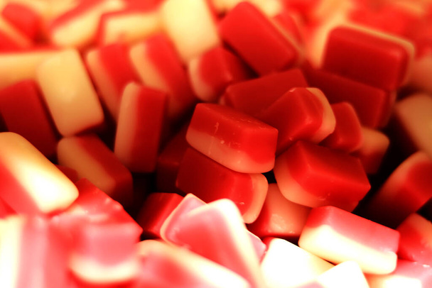 Haufen rote und weiße Erdbeerbonbons - aus nächster Nähe - Foto, Bild