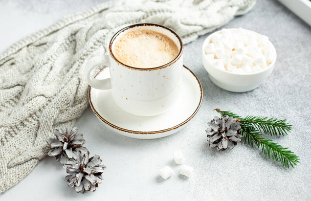 Composizione invernale in stile scandinavo. Tazza bianca con caffè e marshmallow - Immagine - Foto, immagini