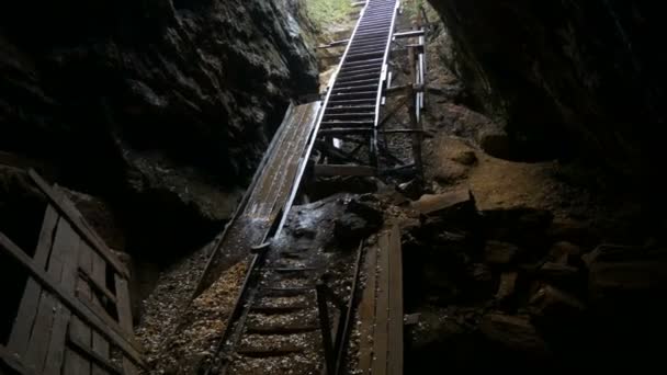 Vecchia cava abbandonata in una miniera di carbone con una scala - Filmati, video