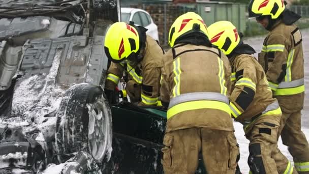 車の事故の犠牲を救うために車のドアを切断消防士 - 映像、動画