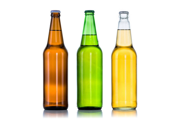 Grupo de tres botellas de cerveza aisladas sobre fondo blanco, Primer plano - Foto, imagen