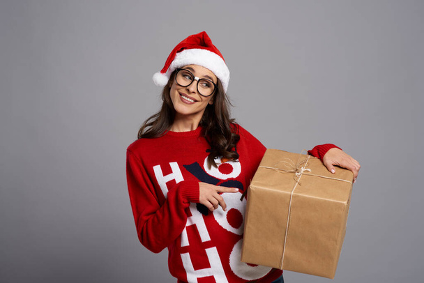 Mujer señalando gran regalo de Navidad - Foto, imagen