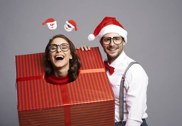 Женщина упакована парнем в большой рождественский подарок - Фото, изображение