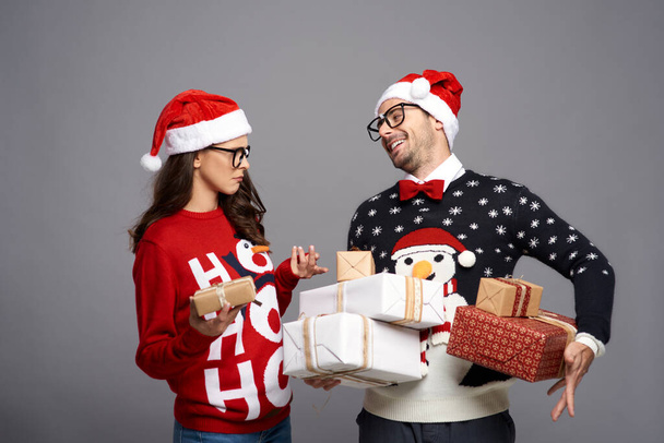 Couple errant échangeant des cadeaux de Noël - Photo, image