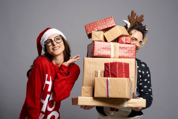 Paar mit einem Stapel toller Weihnachtsgeschenke - Foto, Bild