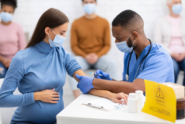 Pregnant Lady In Mask Getting Vaccinated Against Coronavirus In Hospital - Φωτογραφία, εικόνα