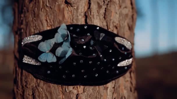 video gefilmd met een masker hangend aan een boom. T - Video