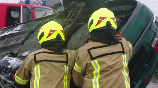Palomiehet kääntyvät auto-onnettomuuden jälkeen - Materiaali, video