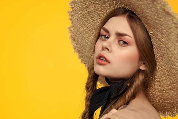 Muotokuva nainen olki hattu keltaisella taustalla rajattu näkymä kesämekko malli pigtails romantiikkaa - Valokuva, kuva