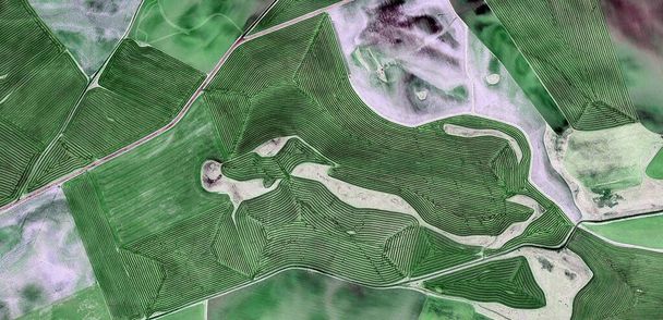 υφή, αφηρημένη φωτογραφία των πεδίων της Ισπανίας από τον αέρα, εναέρια άποψη, αναπαράσταση των ανθρώπινων στρατοπέδων εργασίας, αφηρημένη τέχνη, - Φωτογραφία, εικόνα