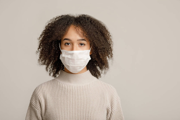 Sağlık koruma, sosyal uzaklık ve yeni norm. Tıbbi koruyucu maskeli Afro-Amerikan kadın - Fotoğraf, Görsel