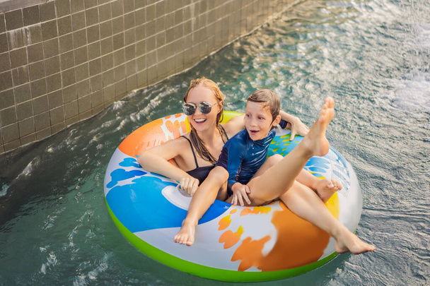 Mom and son have fun at the water park - Foto, Imagem