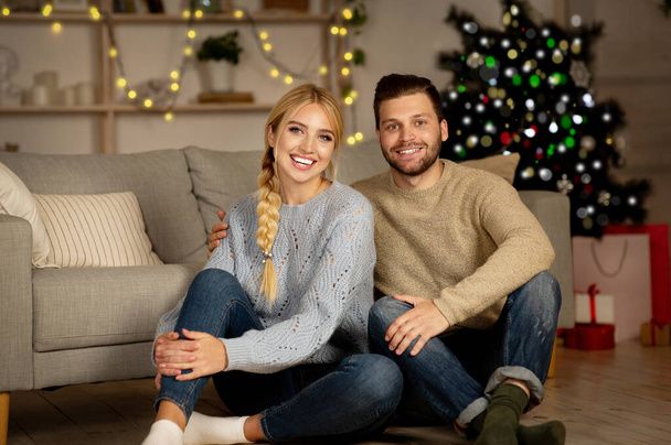 Όμορφο νεαρό ζευγάρι γιορτάζει τα Χριστούγεννα μαζί στο σπίτι - Φωτογραφία, εικόνα