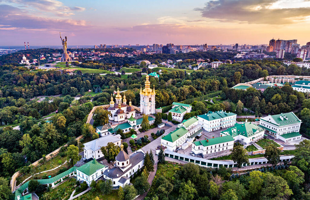 Kijev Pechersk Lavra és az anyaföld emlékmű Kijevben, a főváros Ukrajna - Fotó, kép