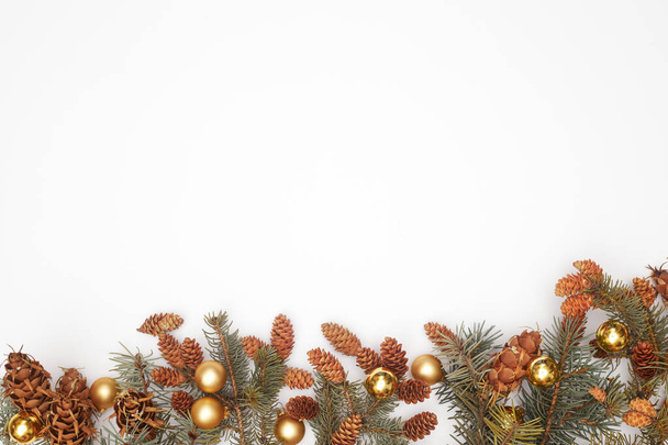 コンセプト2021年クリスマスレイアウト白を背景に隔離されたフラットレイコピースペース - 写真・画像