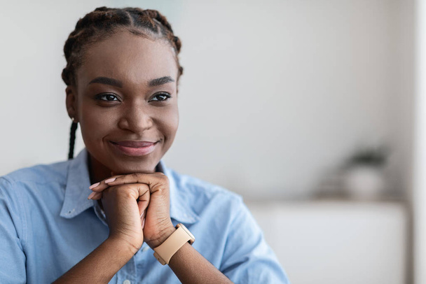 Szoros portré Pensive afro-amerikai nő boldog arckifejezéssel - Fotó, kép
