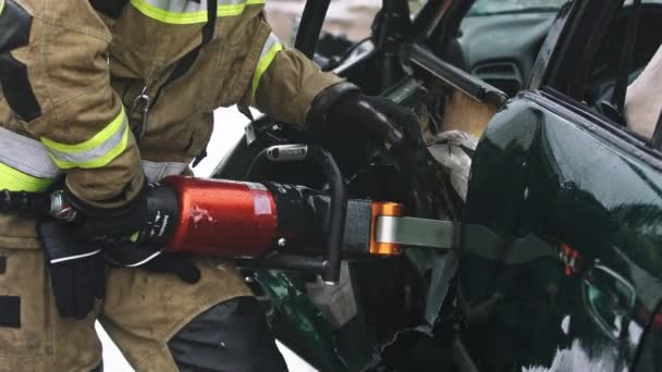 Palomies käyttää leuat elämän vapauttamaan loukkuun uhri autosta - Materiaali, video
