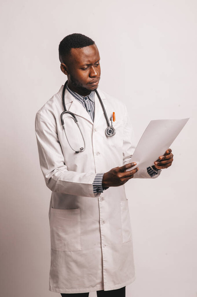 Афро-американский черный молодой врач мужчина изолированный белый фон. - Фото, изображение