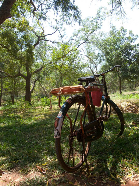 Close up de velha bicicleta enferrujada no país, Pondicherry, sul da Índia. Foto de alta qualidade - Foto, Imagem