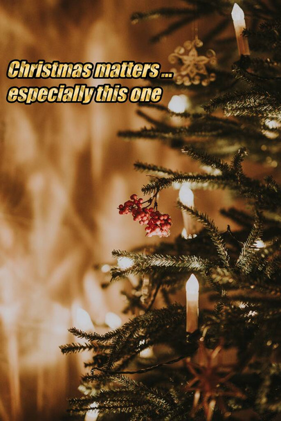 Θετικά χριστουγεννιάτικα θέματα, ειδικά αυτό το ένα μήνυμα για τα Χριστούγεννα 2020 με πανδημία, που δείχνει παραδοσιακό χριστουγεννιάτικο δέντρο με φώτα και αγία. Άφθονος χώρος αντιγραφής. Υψηλής ποιότητας φωτογραφία - Φωτογραφία, εικόνα