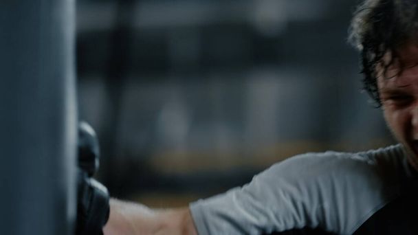 Treinamento de lutador progressivo atinge no centro de fitness. Kickboxer exercitando no ginásio - Foto, Imagem