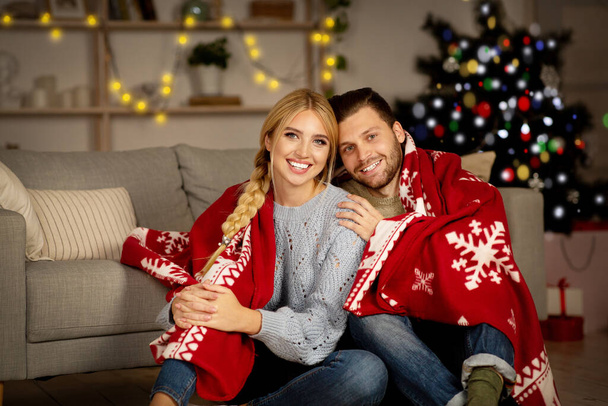 Ευτυχισμένος άντρας και γυναίκα ποζάρουν στο σπίτι παραμονή Χριστουγέννων - Φωτογραφία, εικόνα