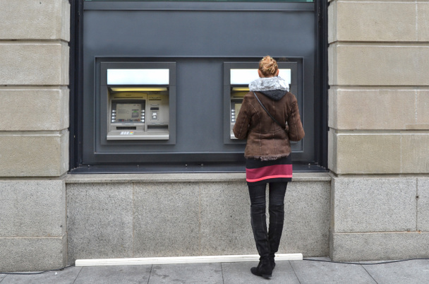 дівчина в банкоматі
 - Фото, зображення