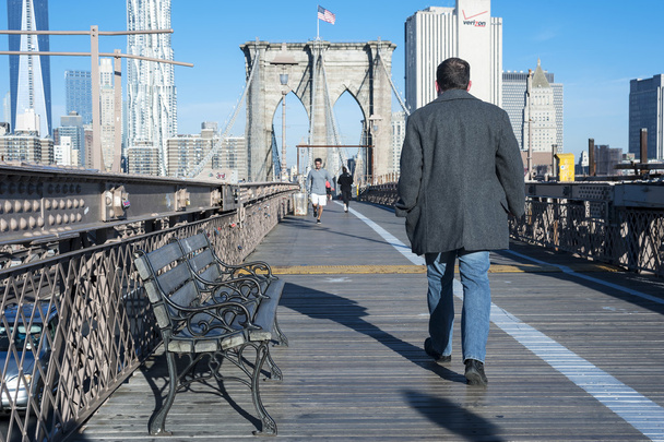 ブルックリン橋の上の朝の散歩 - 写真・画像