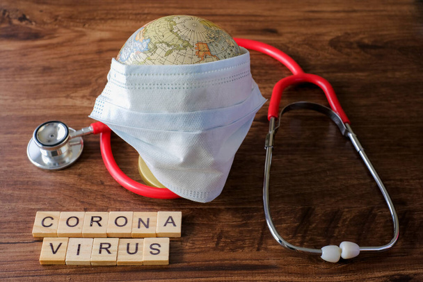 Κείμενο φράσης Coronavirus σε ξύλινο φόντο με ιατρικό εξοπλισμό. Νέος κορωναϊός 2019-nCoV αναπνευστικό σύνδρομο Μέσης Ανατολής coronavirus. - Φωτογραφία, εικόνα