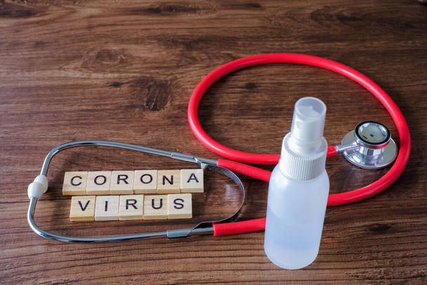 Tahta arka planda tıbbi ekipmanlarla Coronavirus yazıları. Roman Coronavirus 2019-nCoV Orta Doğu Solunum Sendromu Coronavirüs. - Fotoğraf, Görsel