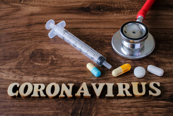 Текстова фраза Coronavirus на дерев'яному тлі з медичним обладнанням. Novel coronavirus 2019-nCoV Middle East respiratory syndrome coronavirus. - Фото, зображення