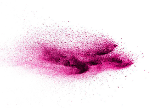 Partículas de polvo rosado salpicadas en tierra negra blanca. - Foto, imagen