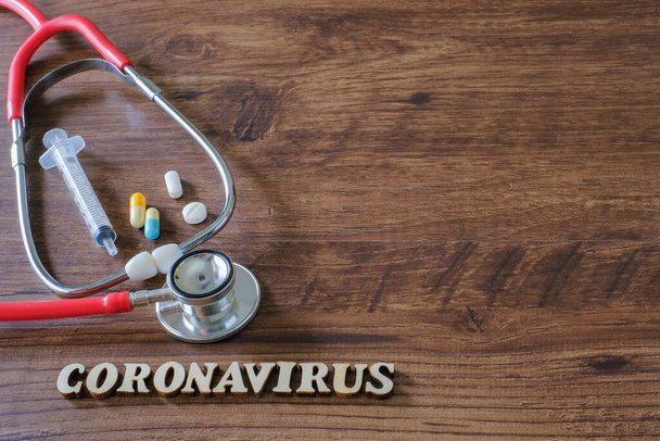 テキストフレーズ医療機器と木製の背景にコロナウイルス。新規コロナウイルス2019-nCoV中東呼吸器症候群コロナウイルス. - 写真・画像