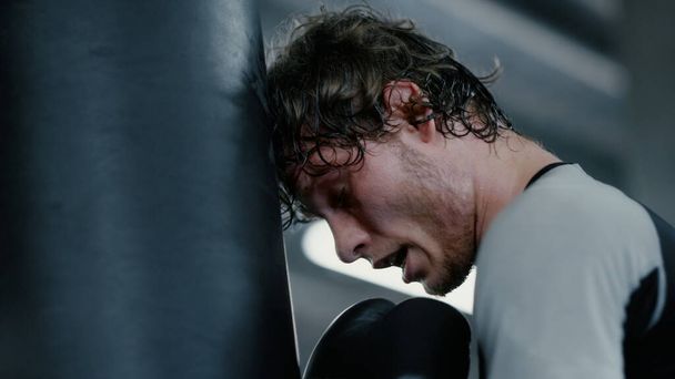 Entraînement de combat agité seul dans un centre de fitness. Kickboxer exercice à la salle de gym - Photo, image